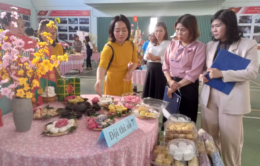 Các đội dự thi thuyết trình về sản phẩm của mình làm ra tại hội thi. Ảnh: Hà Phương