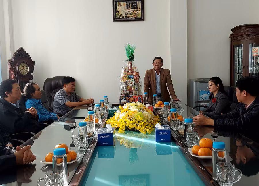 Trưởng ban Tuyên giáo Tỉnh ủy thăm, chúc Tết Báo Gia Lai. Ảnh: T.D