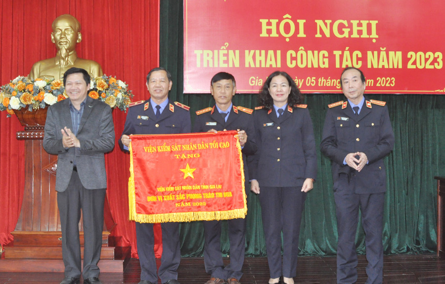 Thừa ủy quyền của Viện Kiểm sát nhân dân tối cao, Phó Chủ tịch Thường trực HĐND tỉnh Trương Văn Đạt đã trao Cờ thi đua của ngành Kiểm sát nhân dân năm 2022 cho Viện Kiểm sát nhân dân tỉnh. Ảnh R'Ô HOK Thừa ủy quyền của Viện Kiểm sát nhân dân tối cao, Phó Chủ tịch Thường trực HĐND tỉnh Trương Văn Đạt đã trao Cờ thi đua của ngành Kiểm sát nhân dân năm 2022 cho Viện Kiểm sát nhân dân tỉnh. Ảnh R'Ô HOK