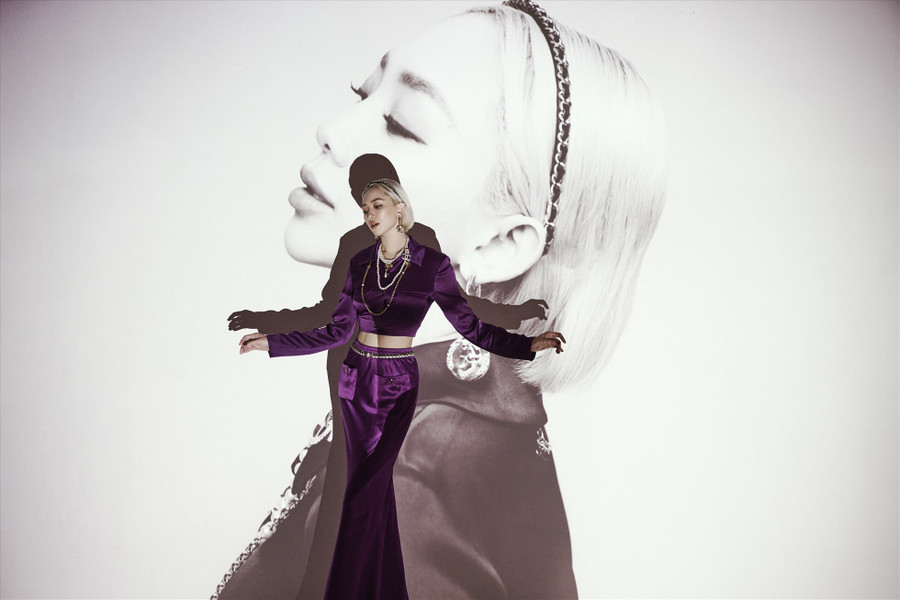 Nữ ca sĩ sinh năm 1989 cho biết, cô đã mất rất nhiều thời gian để làm quen với cường độ tập luyện khắc nghiệt của e-kip. Sau 6 tiếng liền chỉ “quần quật” luyện tập, đánh đấm, mỗi ngày về nhà, Tóc Tiên gần như “gục ngã”, chỉ có thể nằm “bất động” và không thể làm gì khác. Đặc biệt, Tóc Tiên thừa nhận bản thân đã từng muốn bỏ cuộc chỉ sau… ngày luyện tập đầu tiên vì quá mệt mỏi. Thế nhưng nữ ca sĩ vẫn tiếp tục cố gắng đi qua những ngày tháng tiếp theo để nhận ra “làm phim cực đến thế. Hoá ra tuổi trẻ của mình được trải nghiệm nhiều đến thế”.