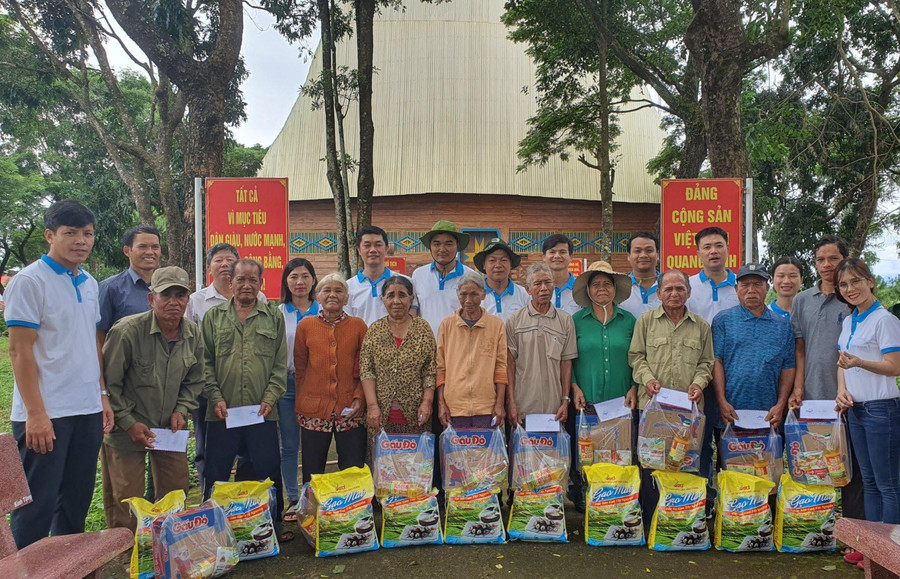 Nhóm cựu cán bộ Đoàn cơ sở TP. Pleiku tặng quà cho người dân khó khăn ở xã Gào, TP. Pleiku. Ảnh: Phan Lài