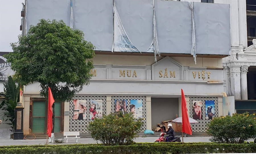 Một cửa hàng phục vụ tour “đại hạ giá”. Ảnh: Nguyễn Hùng