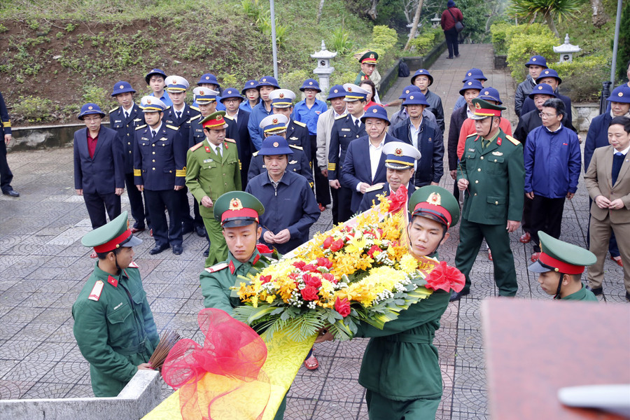 Đoàn công tác dâng hoa, viếng hương tại nhà bia ghi danh Liệt sĩ đảo Cồn Cỏ. Ảnh: T.C Đoàn công tác dâng hoa, viếng hương tại nhà bia ghi danh Liệt sĩ đảo Cồn Cỏ. Ảnh: T.C