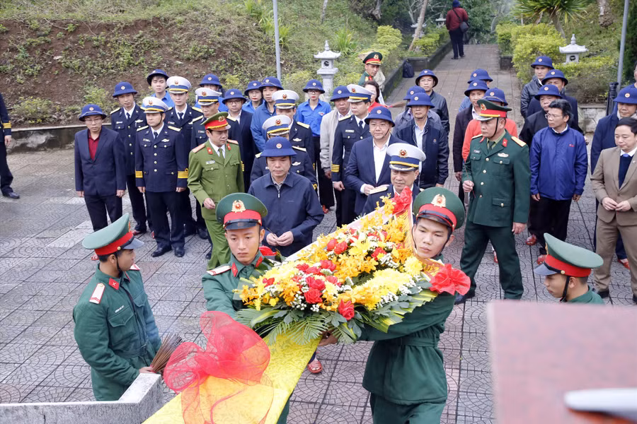 Đoàn công tác dâng hoa, viếng hương tại nhà bia ghi danh Liệt sĩ đảo Cồn Cỏ. Ảnh: T.C