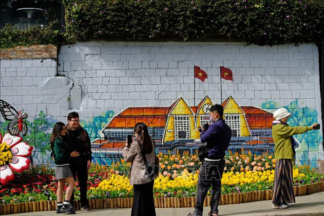 Du khách tham quan, chụp hình check-in tại Đà Lạt dịp Festival Hoa Đà Lạt. Ảnh: Nguyễn Dũng/TTXVN Du khách tham quan, chụp hình check-in tại Đà Lạt dịp Festival Hoa Đà Lạt. Ảnh: Nguyễn Dũng/TTXVN
