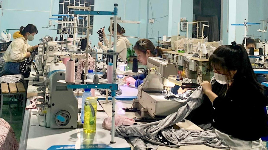 Lao động địa phương làm việc tại Công ty TNHH May Ngân Anh (làng Pơbah Ktu, xã An Trung, huyện Kông Chro). Ảnh: Mộc Trà Lao động địa phương làm việc tại Công ty TNHH May Ngân Anh (làng Pơbah Ktu, xã An Trung). Ảnh: Mộc Trà