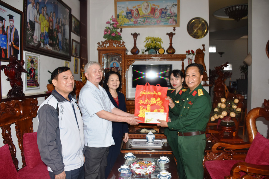 Đại tá Lê Kim Giàu tặng quà cho gia đình Anh hùng lực lượng vũ trang nhân dân Nguyễn Văn Nhương. Ảnh: Vĩnh Hoàng