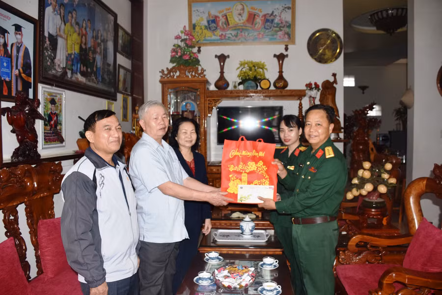 Đại tá Lê Kim Giàu tặng quà cho gia đình Anh hùng lực lượng vũ trang nhân dân Nguyễn Văn Nhương. Ảnh: Vĩnh Hoàng