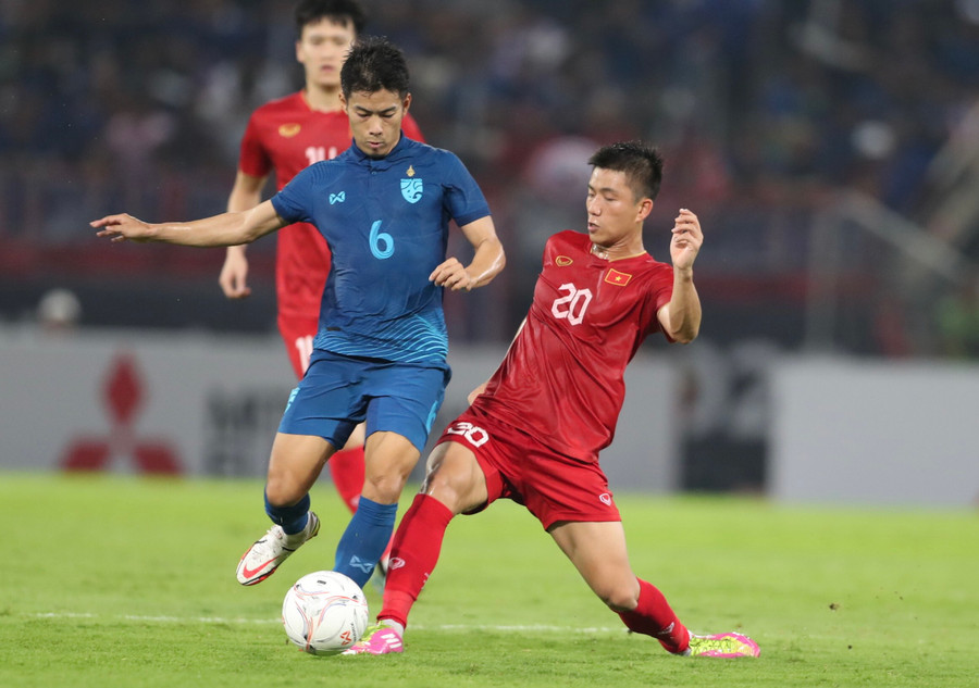 Các cầu thủ Việt Nam (phải) đã bất lực trong việc đi tìm bàn thắng trên sân khách. Ảnh: Lâm Thỏa