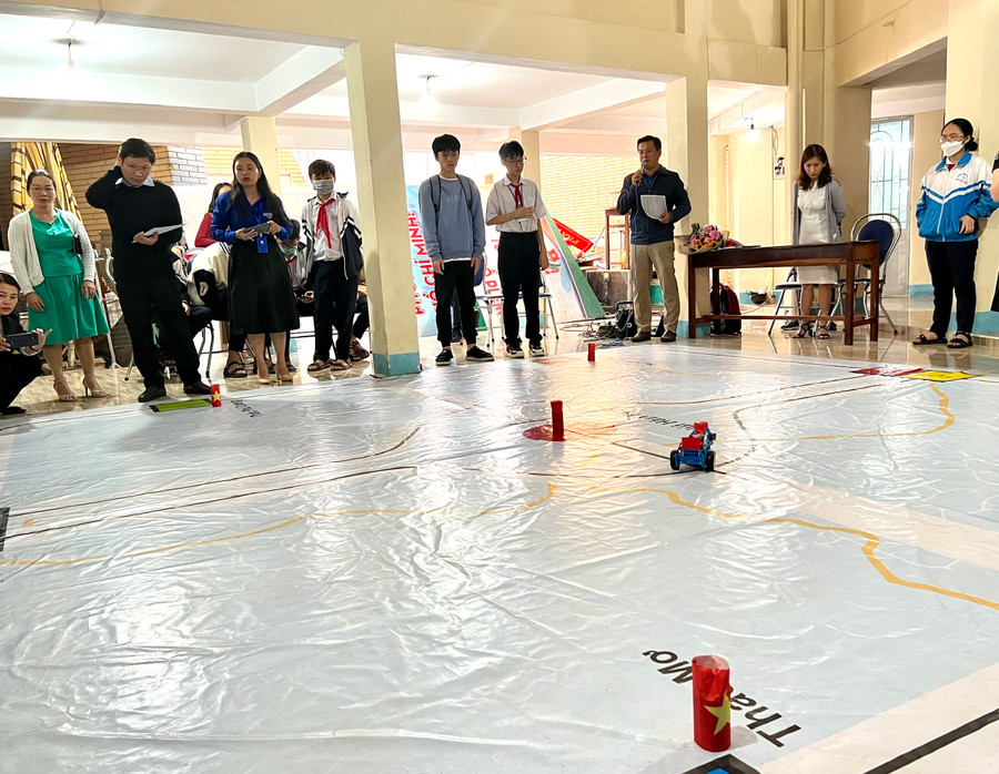 Các đội thi tham gia lập trình, điều khiển robot tại Ngày hội sáng tạo khoa học trẻ STEM DAY. Ảnh: Phan Lài