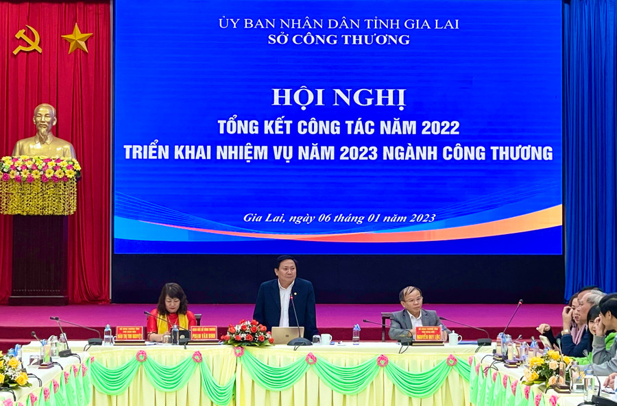 Ông Phạm Văn Binh-Giám đốc Sở Công thương phát biểu tại hội nghị. Ảnh: Vũ Thảo (GLO)- Chiều 6-1, Sở Công thương Gia Lai tổ chức Hội nghị tổng kết công tác năm 2022 và triển khai nhiệm vụ năm 2023 ngành Công thương. Tham dự hội nghị có đại diện lãnh đạo Ủy ban MTTQ Việt Nam tỉnh; Đảng ủy khối các Cơ quan và Doanh nghiệp tỉnh; đại diện lãnh đạo các sở, ban, ngành; Hội bảo vệ quyền lợi người tiêu dùng tỉnh; đại diện lãnh đạo UBND và Phòng Kinh tế, Phòng Kinh tế và Hạ tầng các huyện, thị xã, thành phố; các tổ chức Hiệp hội doanh nghiệp; cùng đại diện 20 doanh nghiệp trên địa bàn. Ảnh: Vũ Thảo