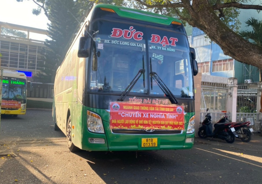 Hai chuyến xe nghĩa tình xuất phát đưa công nhân, người lao động nghèo về đón Tết ở các tỉnh phía Bắc. Ảnh: Lê Anh Hai chuyến xe nghĩa tình xuất phát đưa công nhân, người lao động nghèo về các tỉnh phía Bắc