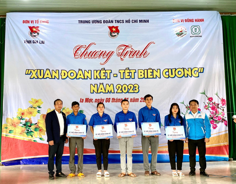 Ban tổ chức trao bảng tượng trưng mô hình sinh kế cho thanh niên khó khăn xã Ia Mơr (huyện Chư Prông). Ảnh: Thu Hoài Ban tổ chức trao bảng tượng trưng mô hình sinh kế cho thanh niên khó khăn xã Ia Mơr (huyện Chư Prông). Ảnh: Thu Hoài