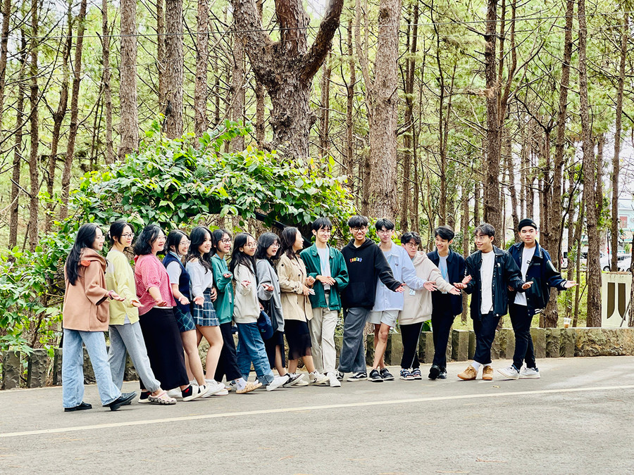 Nhóm bạn trẻ cùng nhau du xuân tại các khu du lịch nổi tiếng ở Pleiku. Ảnh Trần Dung