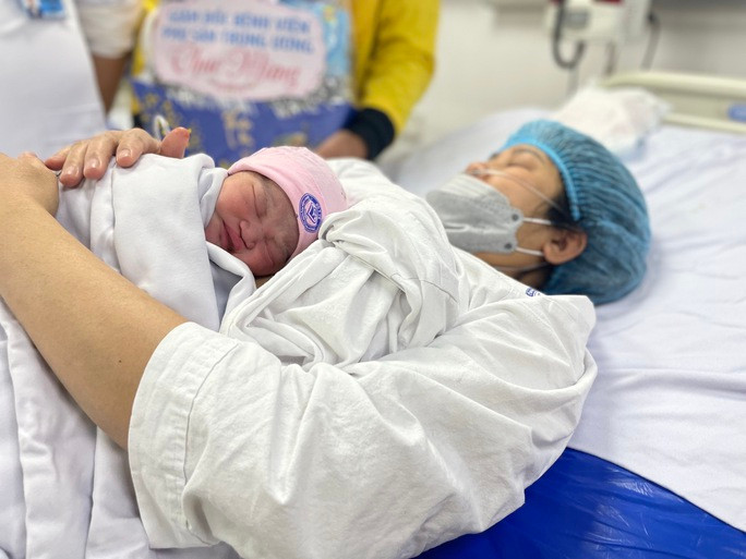 Một công dân nhí ngủ ngoan trong vòng tay mẹ sau khi chào đời