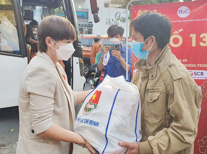 Công nhân xa quê nhận quà Tết.