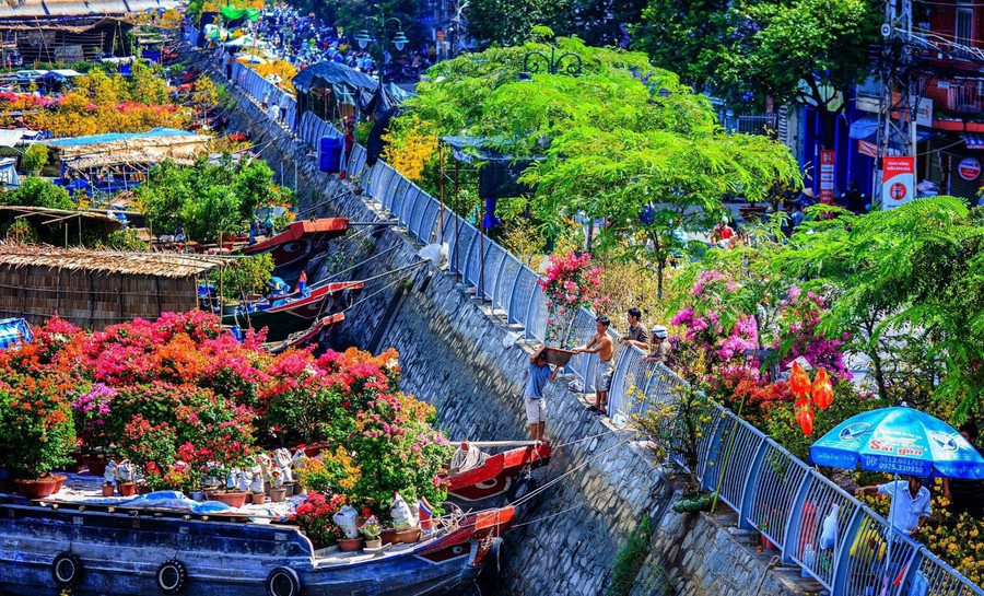  Chợ hoa Bến Bình Đông ven kênh Tàu Hủ - Bến Nghé là điểm đến du xuân không thể bỏ qua trong dịp Tết Nguyên đán khi đến TP.HCM. Dự kiến chợ hoa “Trên bến dưới thuyền” 2023 diễn ra từ ngày 6 đến 21.1.2023 (nhằm ngày 15 đến 30 tháng Chạp), khai mạc ngày 25 tháng Chạp tại sân khấu chính trên đường Nguyễn Văn Của (phường 13, quận 8). Ảnh: NGUYỄN TẤN TUẤN