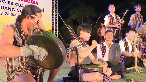 Trình diễn chiêng ba của người Hrê. Nguồn: Truyền hình Quảng Ngãi