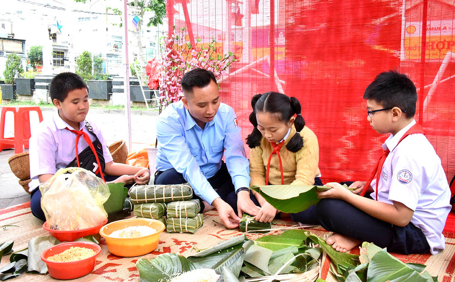 Anh Lê Anh Quân-Phó Chủ tịch Hội đồng Đội Trung ương, Chủ tịch Hội đồng Huấn luyện Trung ương cùng các em thiếu nhi trải nghiệm hoạt động gói bánh chưng. Ảnh: Đức Thụy  Anh Lê Anh Quân-Phó Chủ tịch Hội đồng Đội Trung ương, Chủ tịch Hội đồng Huấn luyện Trung ương cùng các em thiếu nhi trải nghiệm hoạt động gói bánh chưng. Ảnh: Đức Thụy
