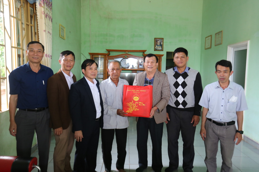 Đoàn công tác đã tặng quà Tết cho 5 gia đình chính sách tại huyện Chư Păh. Ảnh: Văn Ngọc