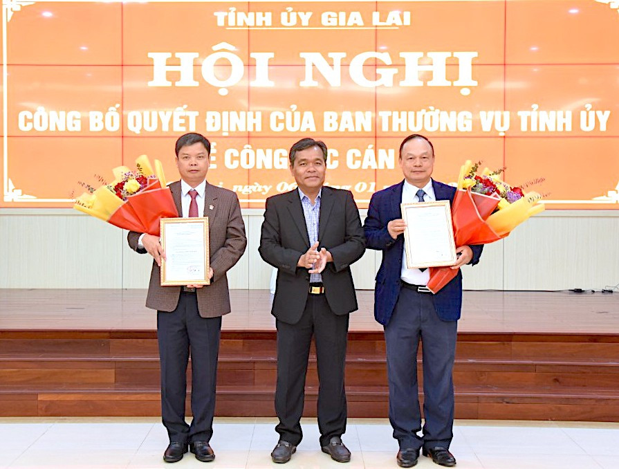 Bí thư Tỉnh ủy Hồ Văn Niên (giữa) trao quyết định và tặng hoa chúc mừng cho 2 tân Phó Chủ tịch UBND tỉnh Nguyễn Hữu Quế (bìa trái) và Dương Mah Tiệp. Ảnh: Đức Thụy