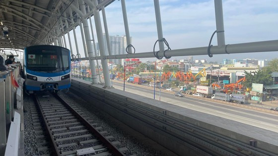 Đoàn tàu thuộc tuyến metro số 1 chạy thử từ ga Suối Tiên đến ga Bình Thái. Ảnh: THANH HẢI Đoàn tàu thuộc tuyến metro số 1 chạy thử từ ga Suối Tiên đến ga Bình Thái. Ảnh: THANH HẢI