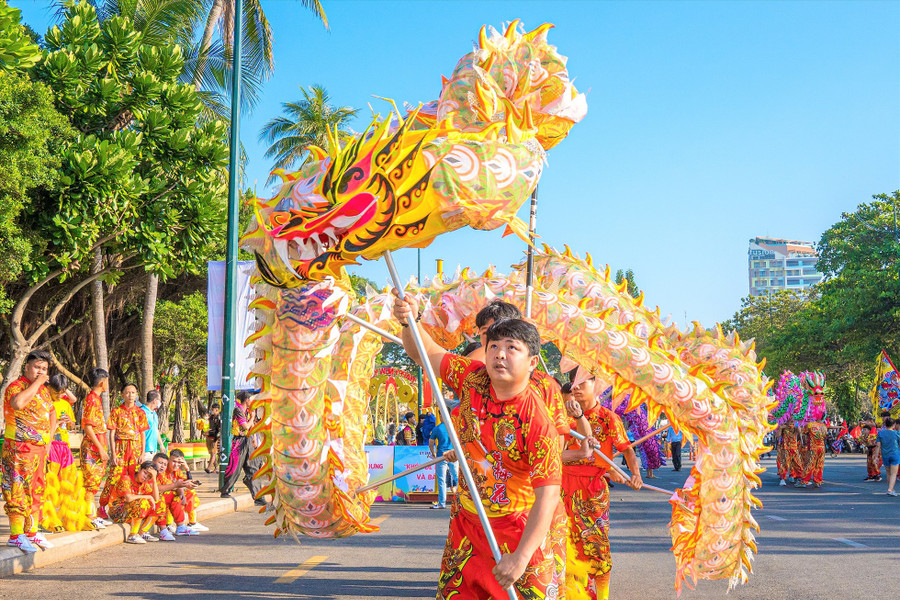 ... hay những màn bay lượn kỹ xảo đầy hấp dẫn của Rồng. Ảnh: Thành An