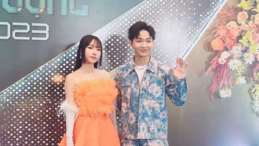 Ca sĩ Orange và Hoàng Dũng tại lễ trao giải VTV Awards 2022. Ảnh: Thủy Vũ