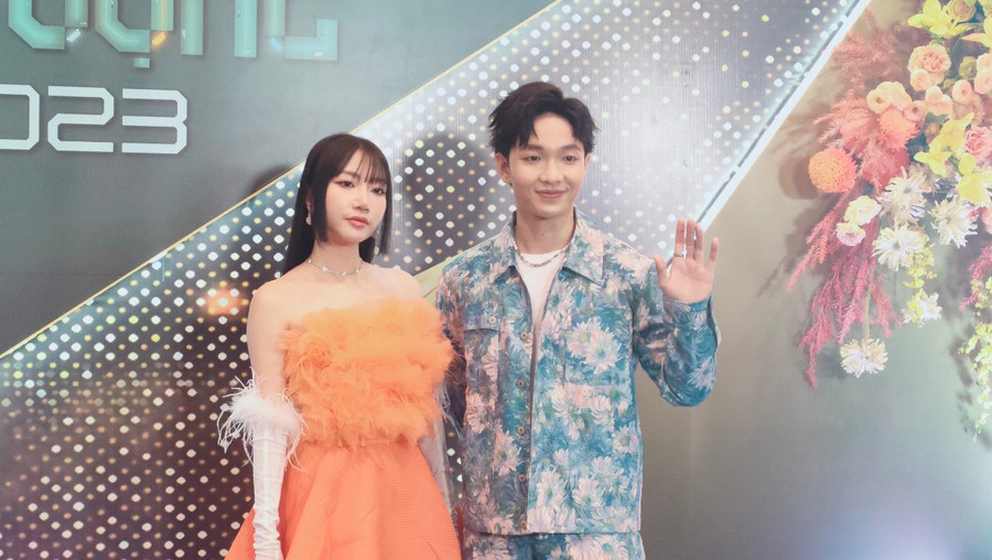 Ca sĩ Orange và Hoàng Dũng tại lễ trao giải VTV Awards 2022. Ảnh: Thủy Vũ