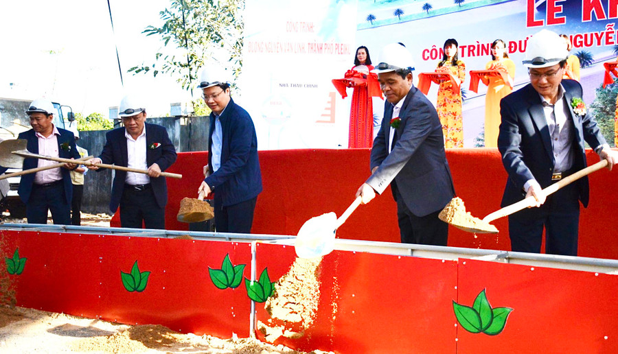 Đại diện lãnh đạo tỉnh và TP. Pleiku thực hiện nghi thức khởi công Dự án đường Nguyễn Văn Linh. Ảnh: Minh Phương