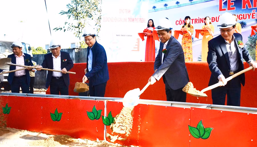 Đại diện lãnh đạo tỉnh và TP. Pleiku thực hiện nghi thức khởi công Dự án đường Nguyễn Văn Linh. Ảnh: Minh Phương
