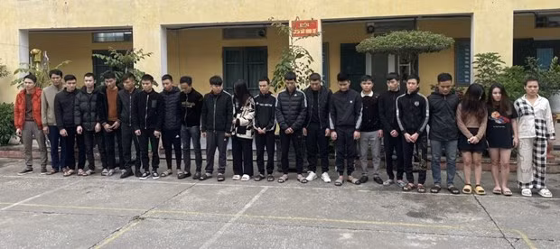 Các đối tượng trong đường dây lừa đảo tại cơ quan điều tra. (Ảnh: TTXVN phát)