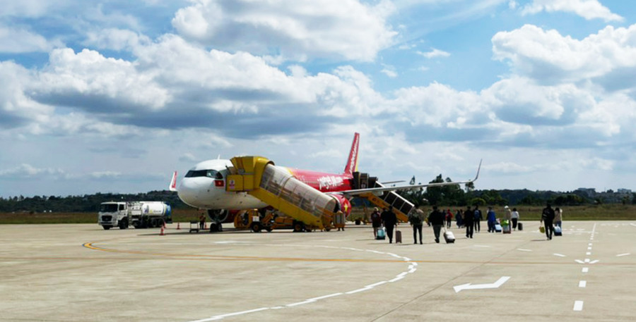 Hành khách chuẩn bị lên máy bay tại Cảng Hàng không Pleiku. Ảnh: Lê Anh