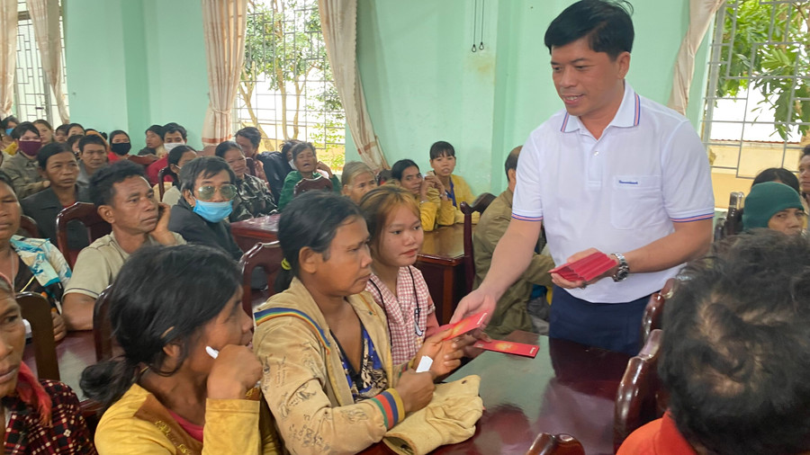 Ông Trần Hoàng Nhã-Quyền Giám đốc Sacombank Chi nhánh Gia Lai trao tặng quà Tết cho bà con có hoàn cảnh khó khăn xã AlBá. Ảnh: Sơn Ca.