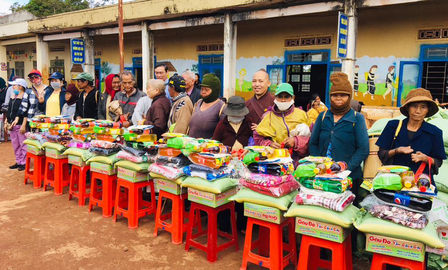 Quang cảnh buổi trao quà cho những gia đình có hoàn cảnh khó khăn tại huyện Chư Pưh. Ảnh: Thủy Phan