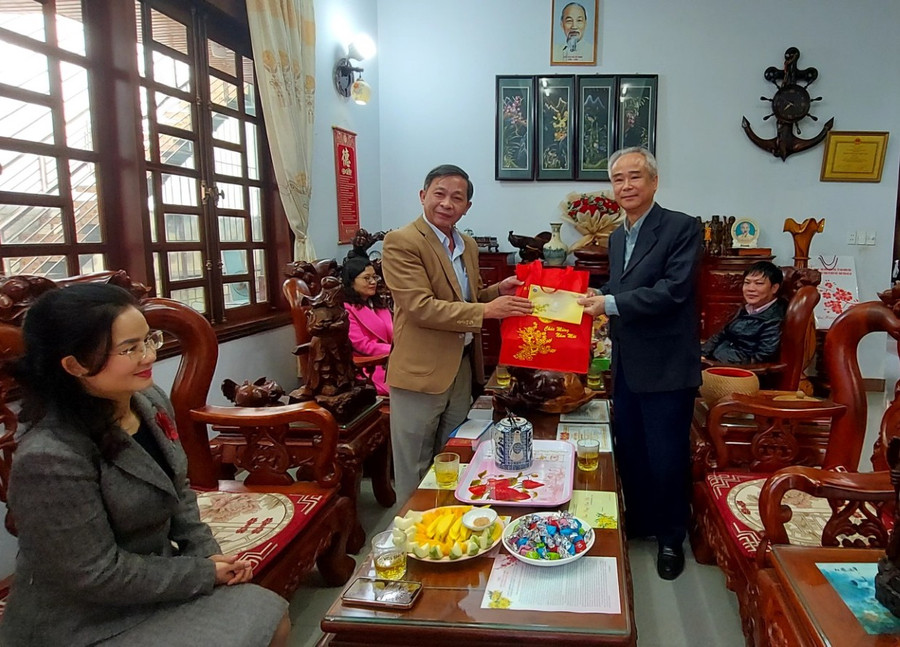 Trưởng ban Tuyên giáo Tỉnh ủy Huỳnh Thế Mạnh chúc Tết gia đình nguyên Ủy viên Ban Thường vụ Tỉnh ủy, nguyên Trưởng ban Tuyên giáo Tỉnh ủy Lê Phan Lương. Ảnh: T.D Trưởng ban Tuyên giáo Tỉnh ủy Huỳnh Thế Mạnh chúc Tết gia đình nguyên Ủy viên Ban Thường vụ Tỉnh ủy, nguyên Trưởng ban Tuyên giáo Tỉnh ủy Lê Phan Lương. Ảnh: T.D