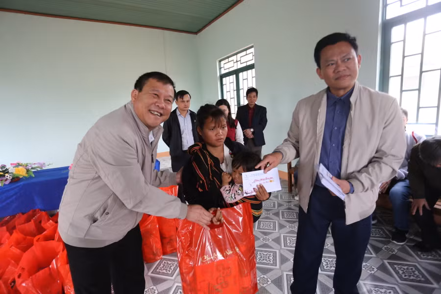 Chủ nhiệm Ủy ban Kiểm tra Tỉnh ủy Thái Thanh Bình (bìa trái) đã chúc bà con tại Chư Păh đón một cái Tết đầm ấm và yên vui. Ảnh: Văn Ngọc