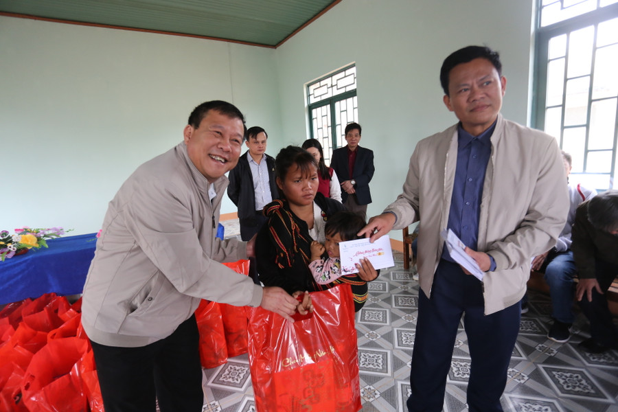 Chủ nhiệm Ủy ban Kiểm tra Tỉnh ủy Thái Thanh Bình (bìa trái) đã chúc bà con tại Chư Păh đón một cái Tết đầm ấm và yên vui. Ảnh: Văn Ngọc