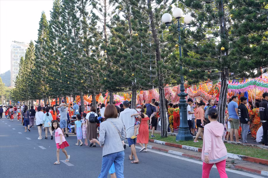 Nhiều người dân hào hứng theo dõi ven đường diễu hành, hoặc đi bộ di chuyển theo đoàn. Ảnh: Thành An