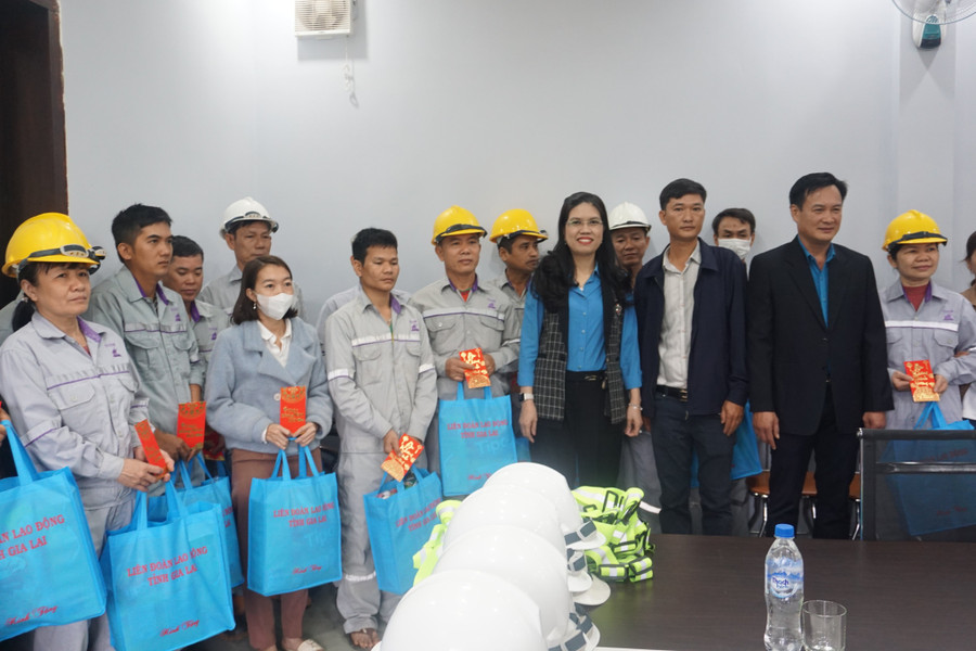 Công nhân xi măng ELECEM phấn khởi nhận quà Tết. Ảnh: Đinh Yến