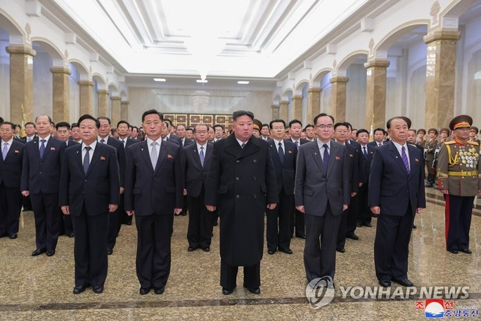 Ông Kim Jong-un cùng các quan chức Triều Tiên (không có ông Pak Jong-chon) thăm Cung điện Mặt trời. Ảnh: KCNA/Yonhap  Ông Kim Jong-un cùng các quan chức Triều Tiên (không có ông Pak Jong-chon) thăm Cung điện Mặt trời. Ảnh: KCNA/Yonhap