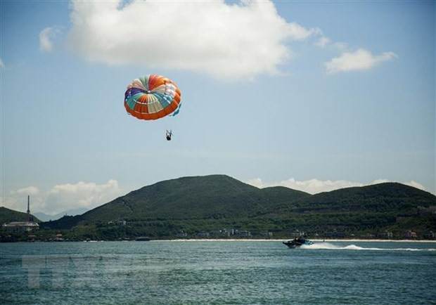 Dù bay, môn thể thao hấp dẫn cho du khách trên bãi biển Hòn Tằm, Nha Trang. Ảnh: Hồng Đạt/TTXVN