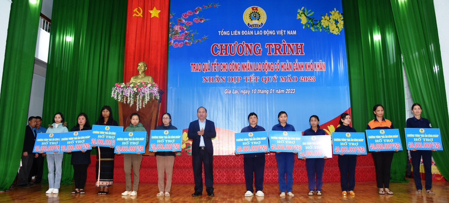 Đồng chí Rah Lan Chung-Phó Bí thư Tỉnh ủy trao kinh phí hỗ trợ xây mới và sửa chữa nhà Mái ấm Công đoàn cho đoàn viên, công nhân, lao động có hoàn cảnh khó khăn về nhà ở. Ảnh: Đinh Yến