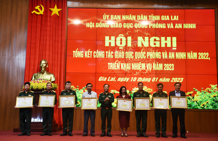 Đại tá Lê Kim Giàu-Ủy viên Ban Thường vụ Tỉnh ủy, Chỉ huy trưởng Bộ Chỉ huy Quân sự tỉnh trao bằng khen của Chủ tịch UBND tỉnh cho các cá nhân đạt thành tích xuất sắc trong công tác giáo dục QP-AN năm 2022. Ảnh: Vĩnh Hoàng