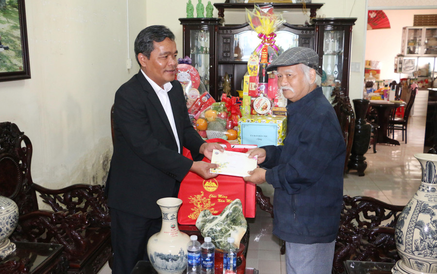 Bí thư Tỉnh ủy Hồ Văn Niên đến thăm, chúc Tết nguyên Bí thư Tỉnh ủy Ksor Phước. Ảnh: Quang Tấn