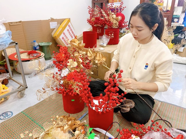 Bạn Nguyễn Diệu Linh (sinh viên trường Đại học Sân khấu – Điện ảnh) sáng tạo trên mỗi lẵng hoa. Ảnh: Châu Linh