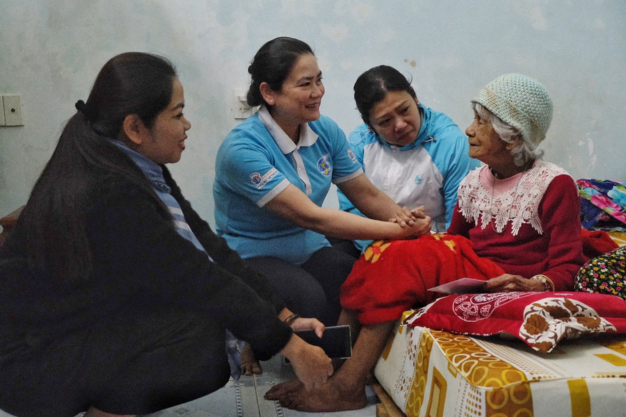 Bà Đỗ Thị Thu Thảo (thứ 2 từ trái qua)-Phó Chủ tịch Thường trực Trung ương Hội LHPN Việt Nam thăm, chúc tết mẹ Việt Nam anh hùng Puih Krơn-phường Hoa Lư, TP.Pleiku. Ảnh Minh Châu