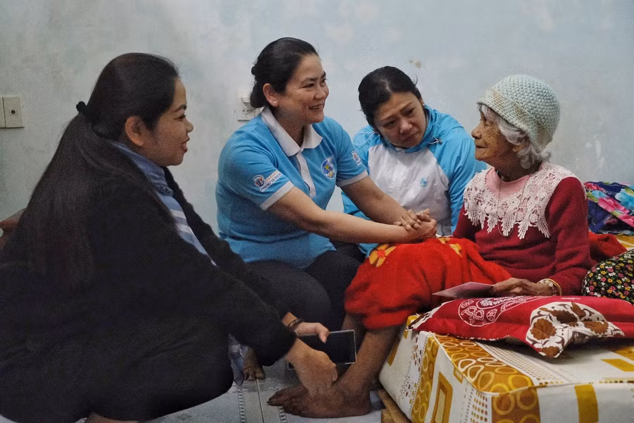 Bà Đỗ Thị Thu Thảo (thứ 2 từ trái qua)-Phó Chủ tịch Thường trực Trung ương Hội LHPN Việt Nam thăm, chúc tết mẹ Việt Nam anh hùng Puih Krơn-phường Hoa Lư, TP.Pleiku. Ảnh Minh Châu