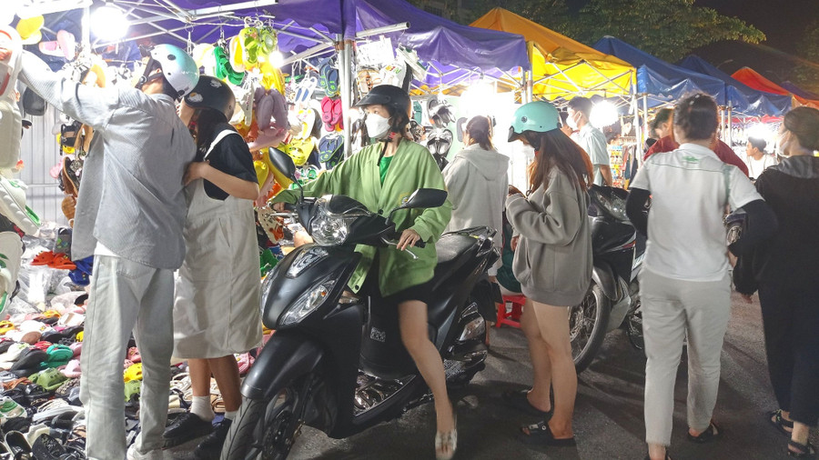 Nhiều người tranh thủ mua sắm chuẩn bị về quê ăn tết. Ảnh: Thảo Phương Nhiều người tranh thủ mua sắm chuẩn bị về quê ăn tết. Ảnh: Thảo Phương