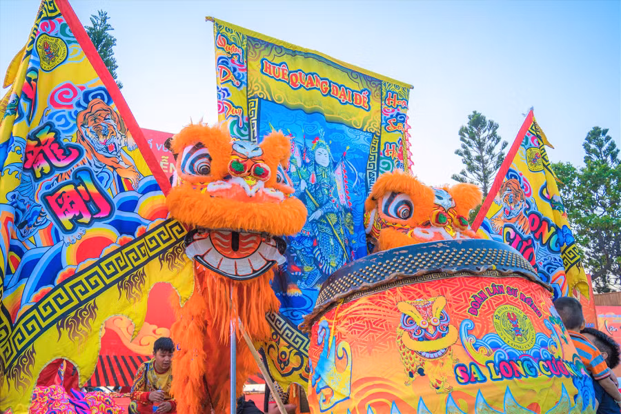 Những con lân màu sắc rực rỡ, nhưng đầy uy vũ, cùng những bộ trống chiêng hùng tráng sẵn sàng cho các màn trình diễn. Ảnh: Nhật Huy